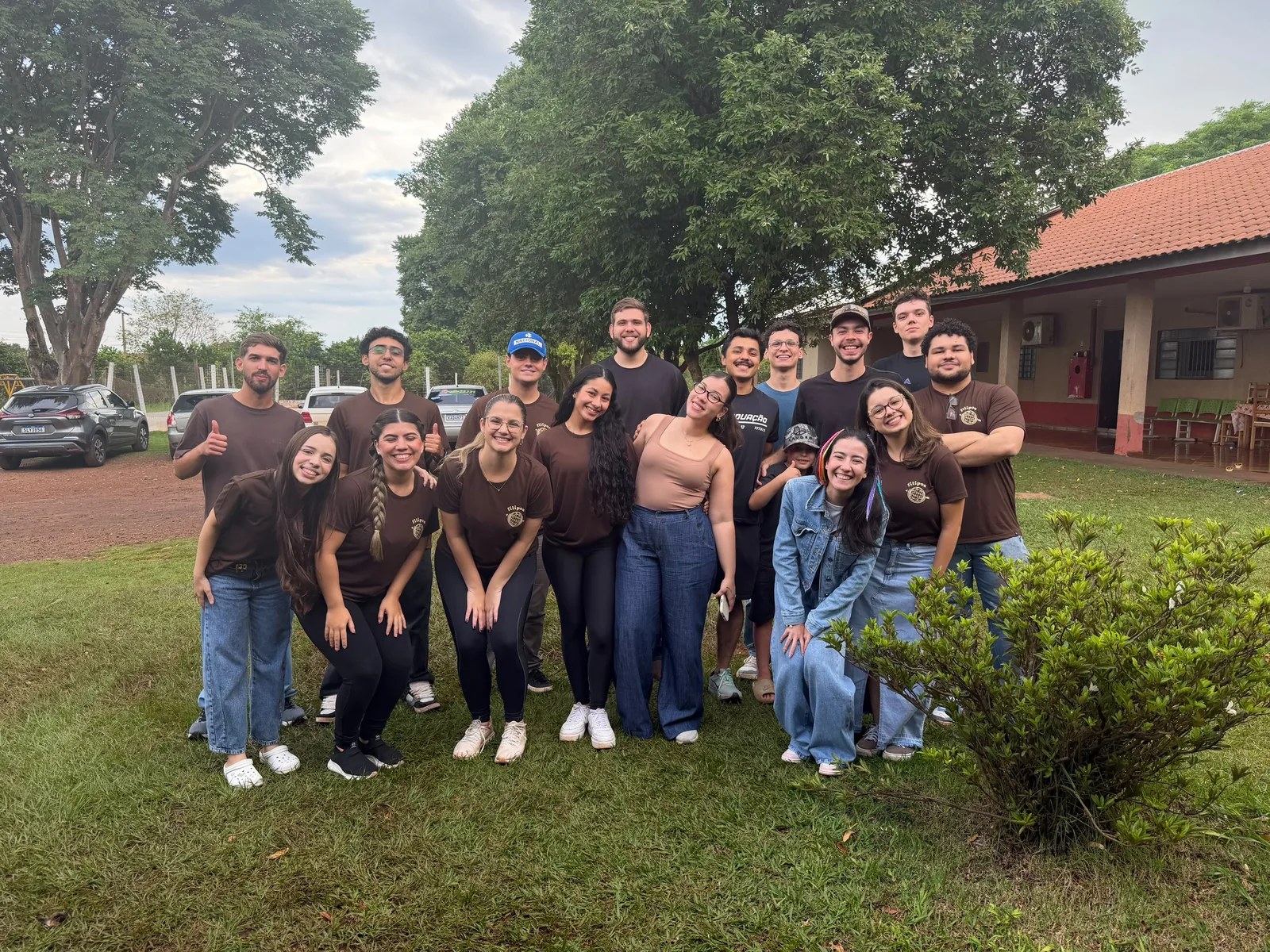 Grupo da Filipos ao ar livre, com parte das pessoas usando a camiseta da célula.