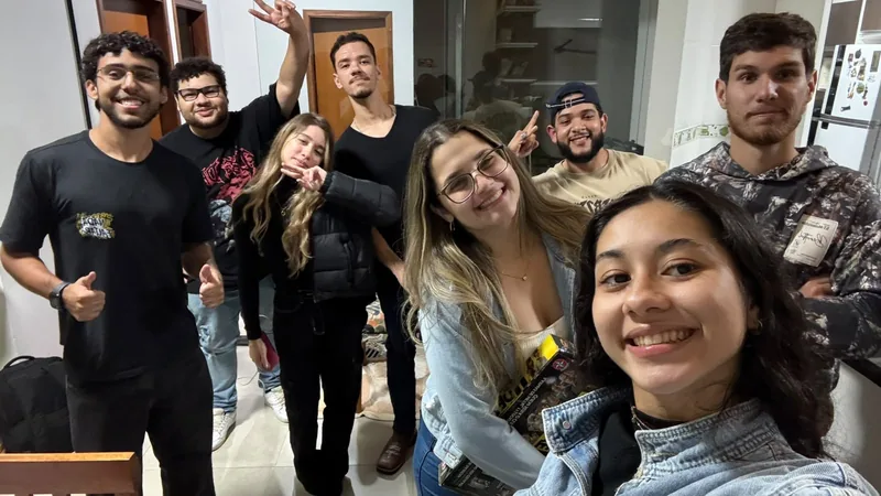 Uma selfie do grupo da Filipos reunido em casa.