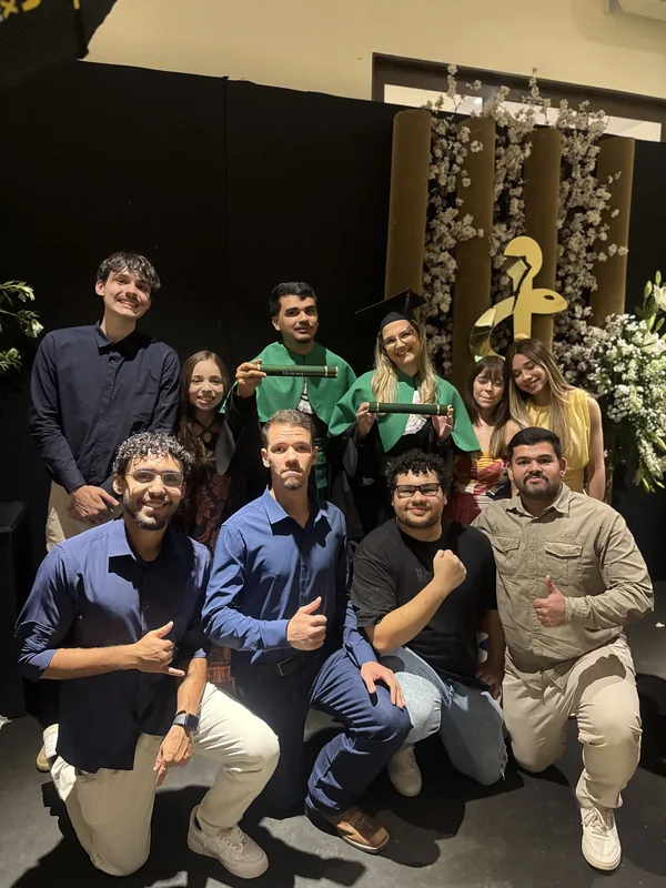 Amigos da Filipos celebrando uma formatura.