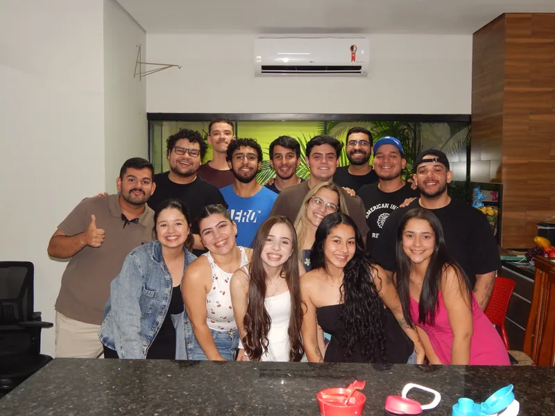 O grupo reunido em casa.