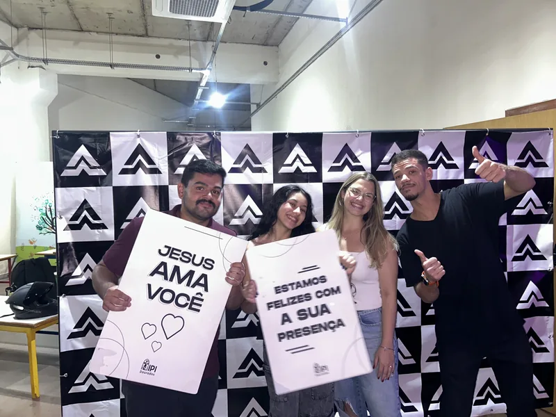 Amigos segurando mensagens de boas-vindas em um encontro.