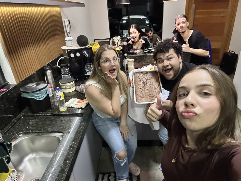 Um momento descontraído do grupo na cozinha.