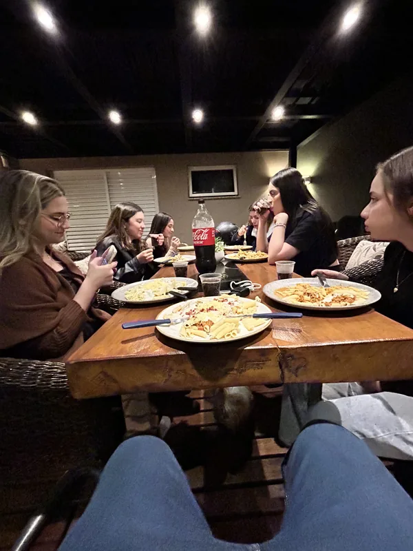 Uma refeição e conversa ao redor da mesa.